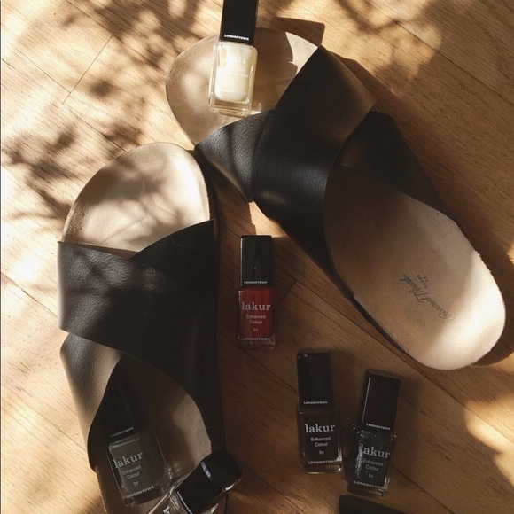 Women's Elyssa Crossband Footbed Sandals Black- B3 - Picture 2 of 4